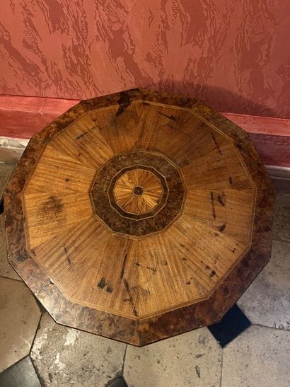 Gueridon in burr veneer, 20th century
It...
