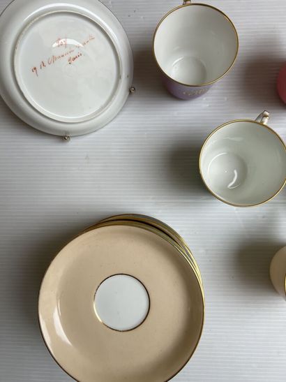 Dix tasses et sous tasses en porcelaine de...