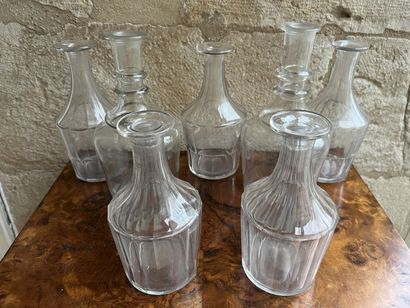 Lot de verres dépareillés et carafes