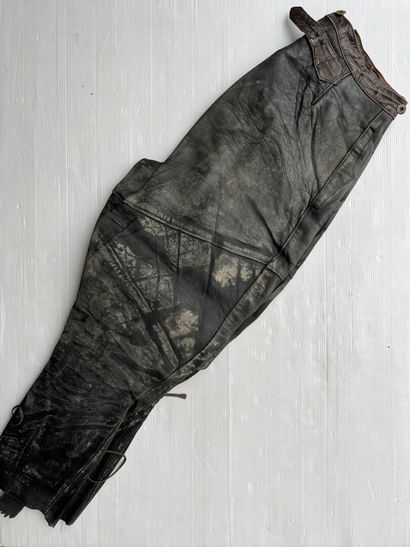 Souvenirs of the Mallet family.
Pants, black...