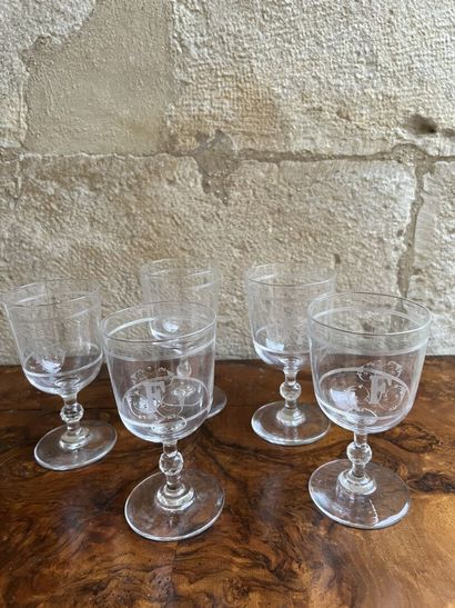 Lot de verres dépareillés et carafes