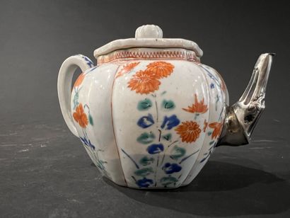 JAPON, XVIIe siècle
Petite théière en porcelaine...