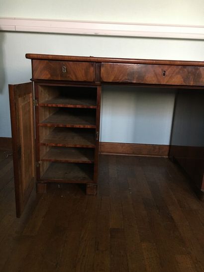 Flat desk in mahogany and mahogany veneer,...