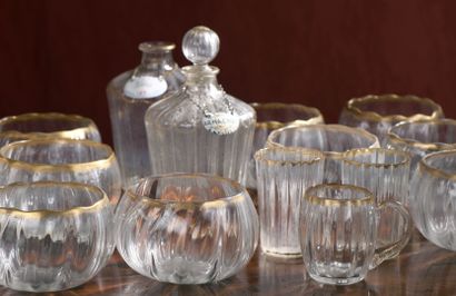 Suite de quatorze rince-doigts en verre,...