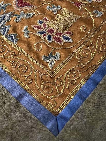 CHINE
Broderie sur soie représentant un bouddha...