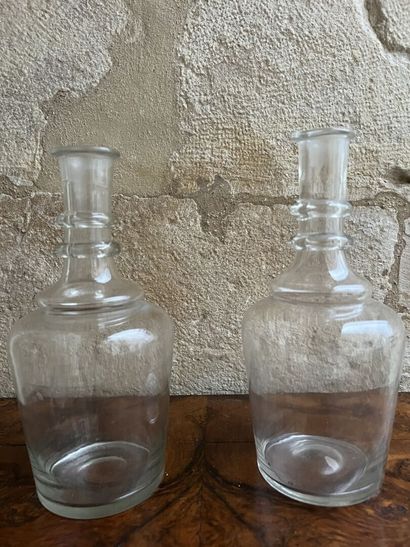 Lot de verres dépareillés et carafes