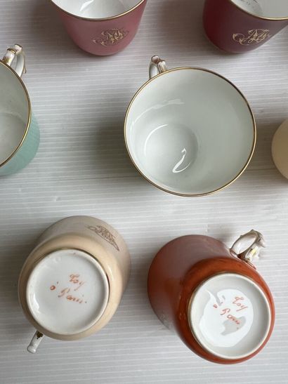 Dix tasses et sous tasses en porcelaine de...