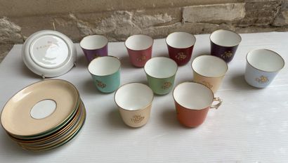 Dix tasses et sous tasses en porcelaine de...