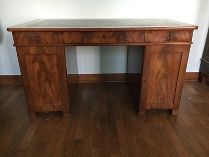 Flat desk in mahogany and mahogany veneer,...