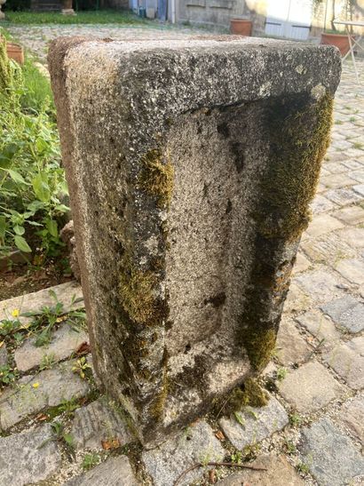 Trough in monolithic granite. 
H.30, L.88,...