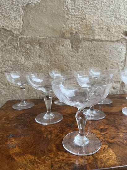 Lot de verres dépareillés et carafes