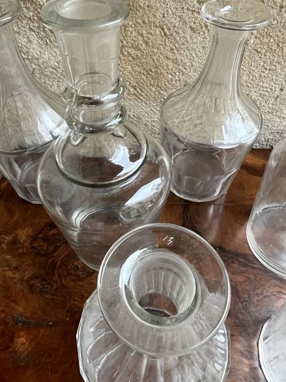 Lot de verres dépareillés et carafes