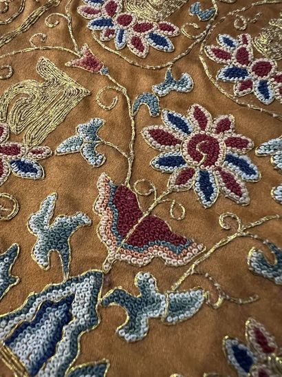 CHINE
Broderie sur soie représentant un bouddha...