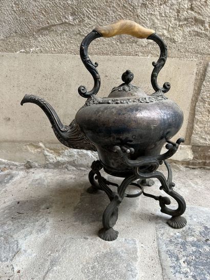 Théière et son réchaud, XIXème siècle

On...