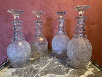 Suite de quatre carafes et quatre bouchons...