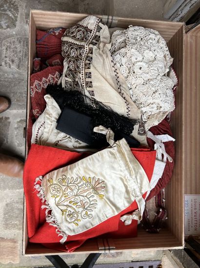 Romanian costumes, first third of the twentieth...