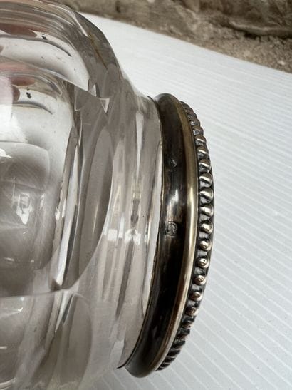 Trois petits pots en verre taillé et argent...