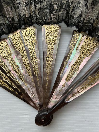 Fan, end of the 19th century, openwork mother-of-pearl,...