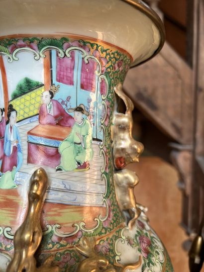 CANTON, fin XIXe
Paire de vases en porcelaine...