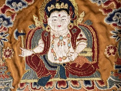 CHINE
Broderie sur soie représentant un bouddha...