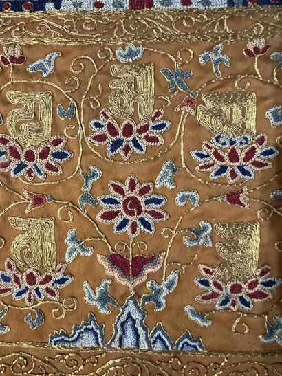 CHINE
Broderie sur soie représentant un bouddha...