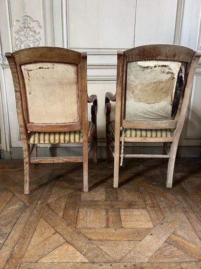 Two walnut armchairs, Restoration period.
Armrests...