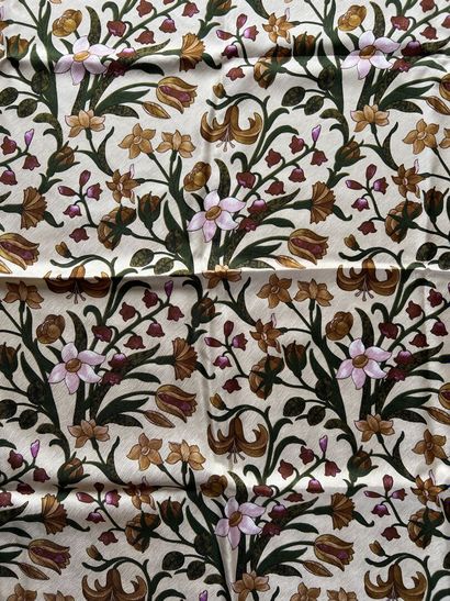VALENTINO
Silk scarf with floral decoration...