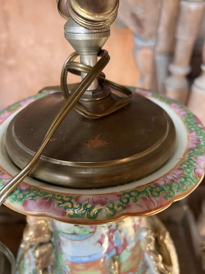 CANTON, fin XIXe
Paire de vases en porcelaine...