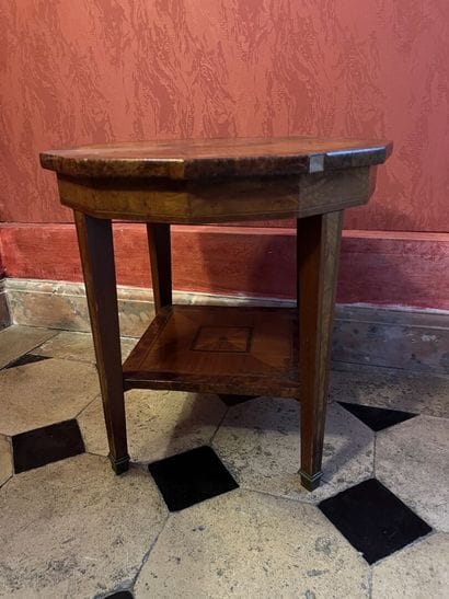 Gueridon in burr veneer, 20th century
It...