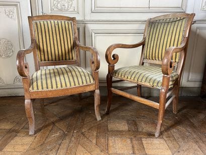 Two walnut armchairs, Restoration period.
Armrests...