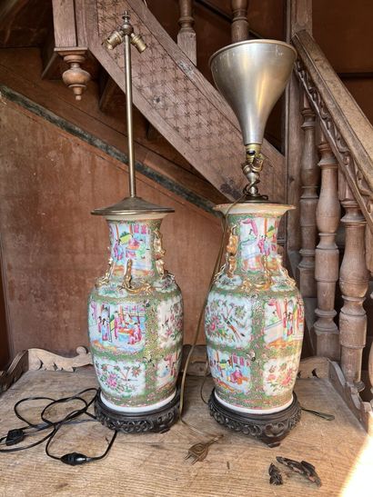 CANTON, fin XIXe
Paire de vases en porcelaine...