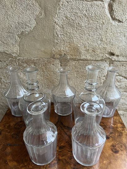 Lot de verres dépareillés et carafes