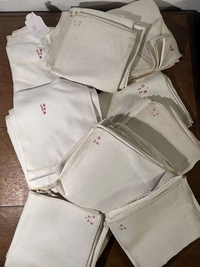 Reunion of thirty linen damask napkins called...