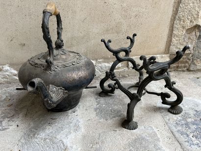 Théière et son réchaud, XIXème siècle

On...