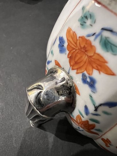 JAPON, XVIIe siècle
Petite théière en porcelaine...