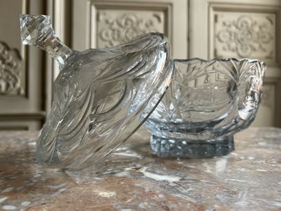Bonbonnière en cristal, XIXe
A décor de frises,...