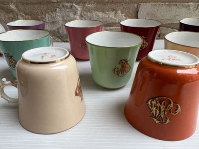 Dix tasses et sous tasses en porcelaine de...