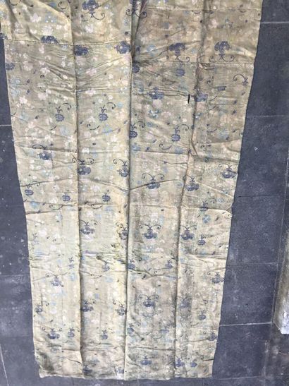 Part of a piece of furniture or a bed linen...