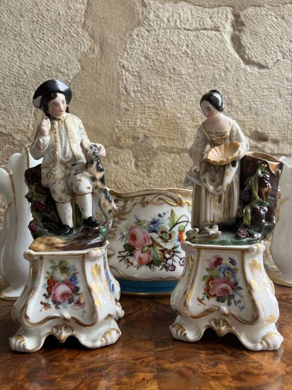 Lot of porcelain of Paris, mid 19th century
Including...