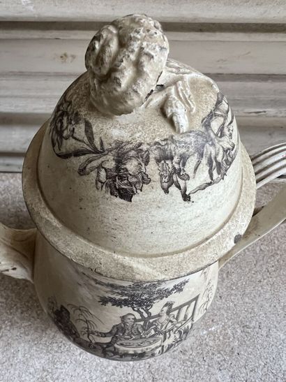 England, circa 1780
Coffee pot in fine earthenware
Decorated...