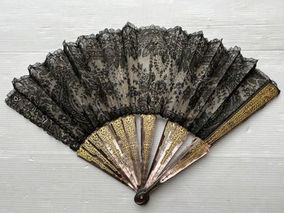 Fan, end of the 19th century, openwork mother-of-pearl,...