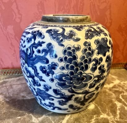 CHINE XVII, XVIIIe
Pot en porcelaine blanc...