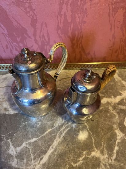 TABURET BOIN poinçon Minerve
Deux cafetières...