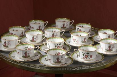 LIMOGES, XXe 
Suite de quatorze tasses à...