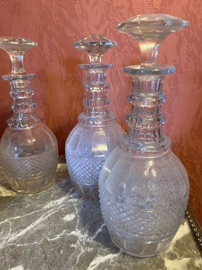 Suite de quatre carafes et quatre bouchons...
