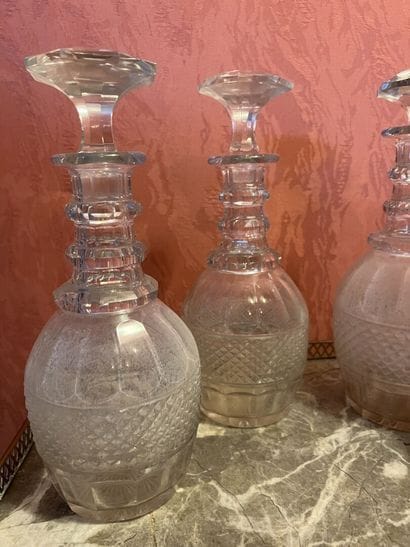 Suite de quatre carafes et quatre bouchons...