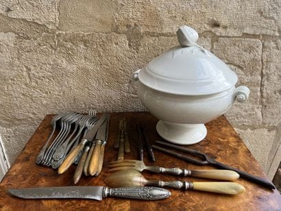 Lot de couverts divers en métal fourré et...