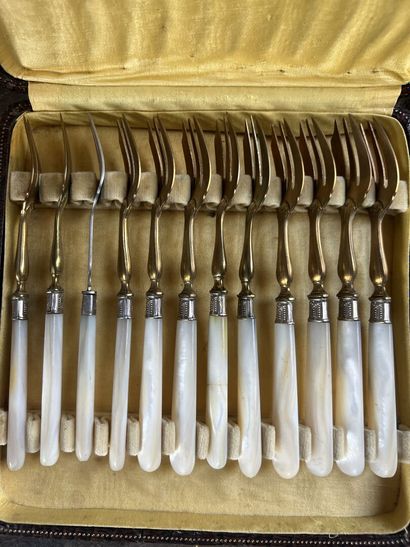 MANNETTE of various objects including a decorative...