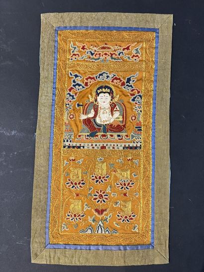 CHINE
Broderie sur soie représentant un bouddha...