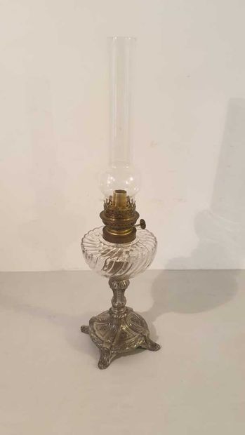 Lampe à pétrole 
H. 55 cm
